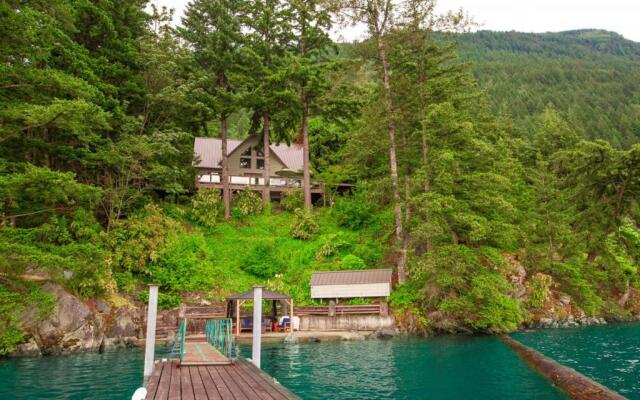 The Overlook, Luxury Lakeside Home with Dock