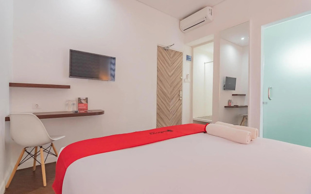 RedDoorz Premium @ Hotel Hebat