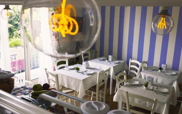 Bed  Breakfast Metropolis