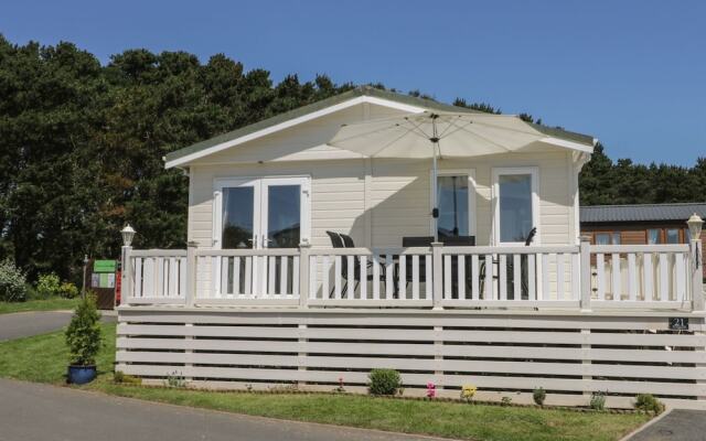 Jonstone Pines Lodge at Cayton Bay Holiday Park