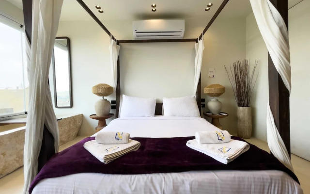 The Pyramids Horizon Studio w/ Bathtub