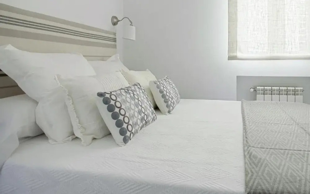 The Best Location, 8pax, 3BD & 2Bth, Reina Sofia II