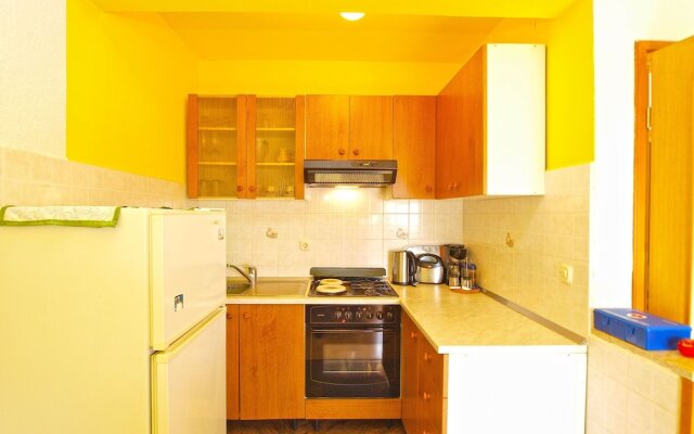 Apartment 879