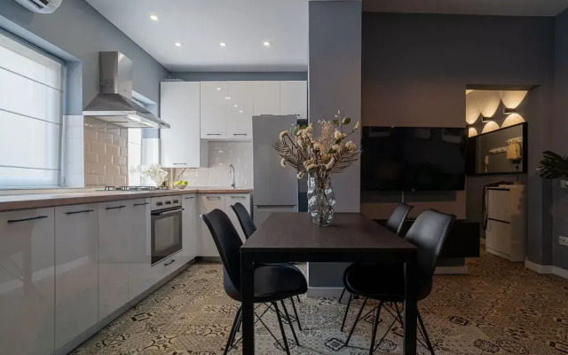 Chic Black White 2BR Retreat on Dambovitei