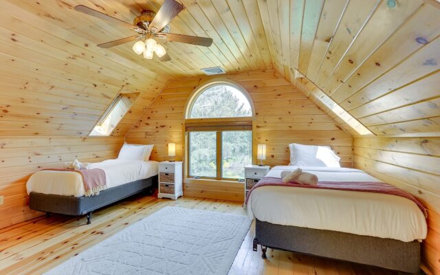 Pocono Dog-Friendly Home on River