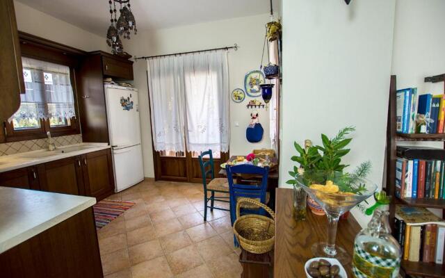 Rustic, luxurious,garden villa 70m from the sea