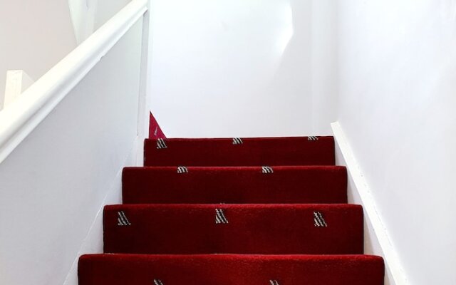 Bright Airy Home With Free Parking