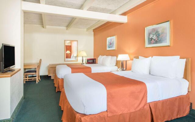 Days Inn by Wyndham St. Louis North