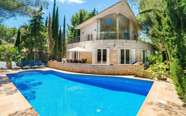 Spectacular Villa With Three Levels Located in Quiet Area