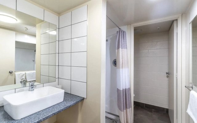 Admirals Motor Inn