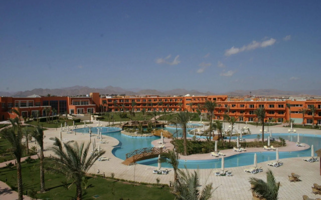 Курортный отель Amwaj Oyoun Resort & Casino