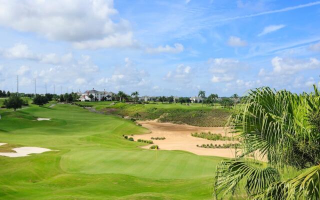RVH 052 Relax in Centre Court