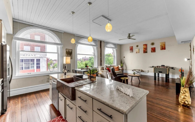 The Elm St Suite - Downtown Condo