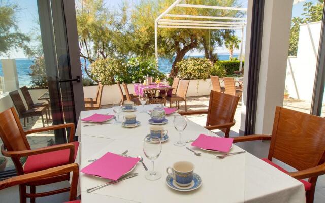 Beachfront Villa Mediteran