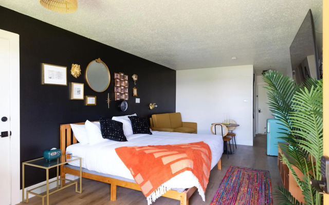 Hotel McCoy - Art, Libations, Pool Society