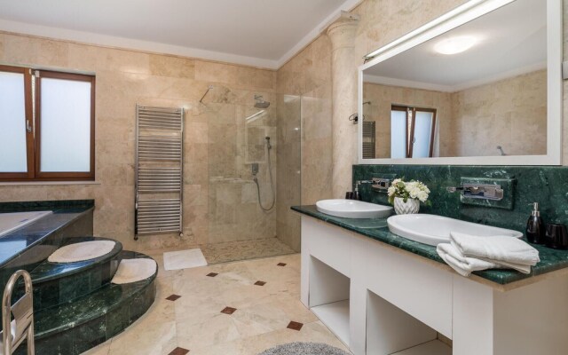 Stunning Home in Veprinac With 4 Bedrooms and Wifi