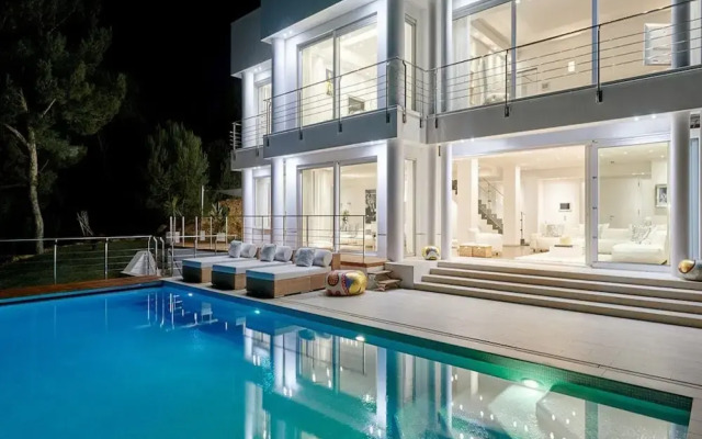 Lavish Villa With Infinity Pool and Views