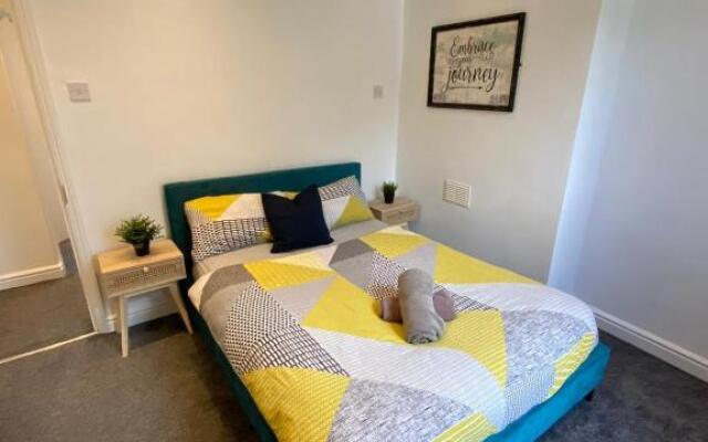 2 Bedroom Apartment Near City Centre, Uni & Parks!