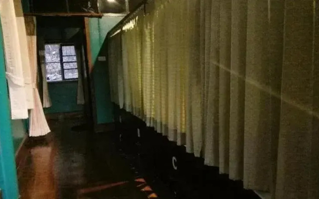 Crossroads House - Hostel