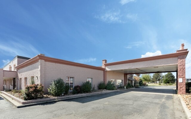 Econo Lodge Inn & Suites