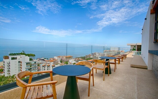 Sailview 703 Romantic Zone Rooftop Pool Ocean Views