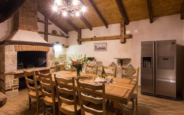 Villa Falcon Rook