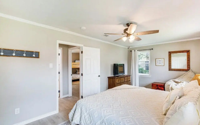 Walk to Lewisville Lake: Dog-friendly Texas Home