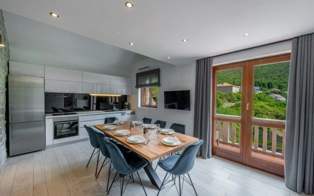 Stylish Home With Private Heated Pool Basketball Court