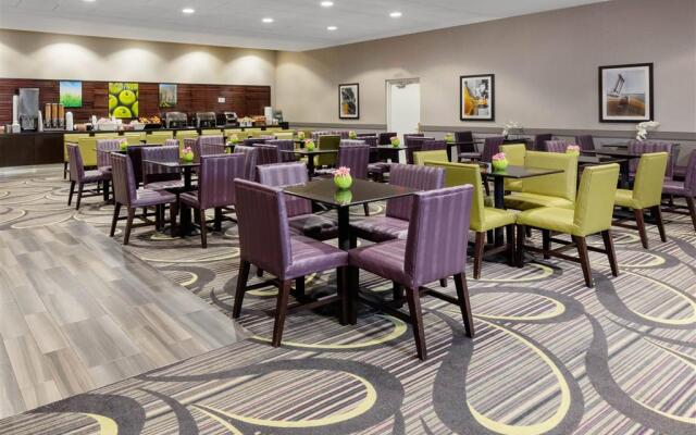 La Quinta Inn & Suites by Wyndham Clifton Park/Saratoga Area