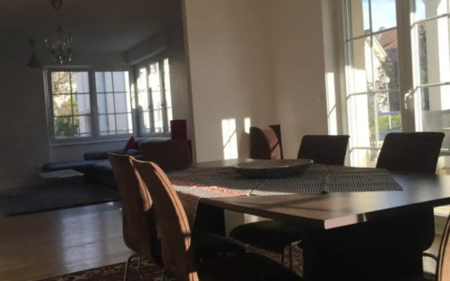 Charmant appartement avec terrasse dans villa