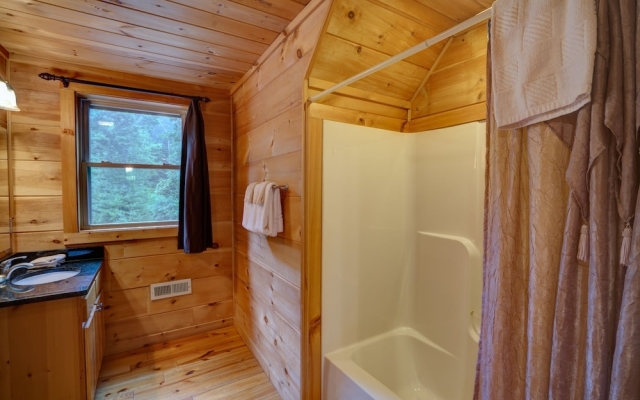 Tree Top Getaway Log House with Views | NFL Sunday Ticket Included