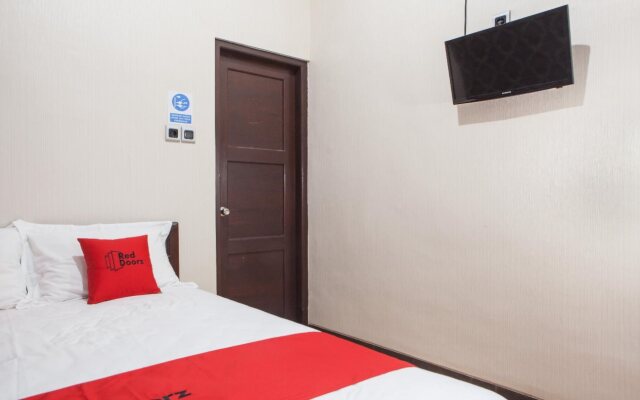 RedDoorz near Basuki Rahmat