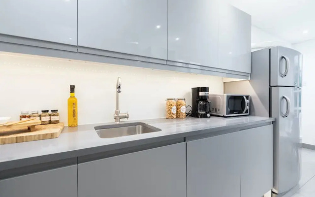 Kensington Area - Private Apartment