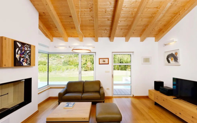 Villa in Zupa With Infinity Pool & Biokovo Views