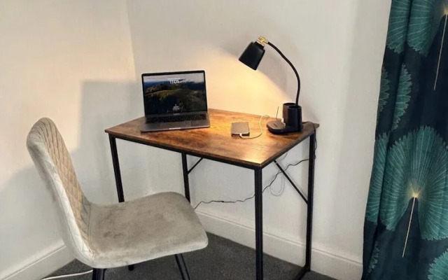 Stunning 2 BD Apartment in Cheltenham
