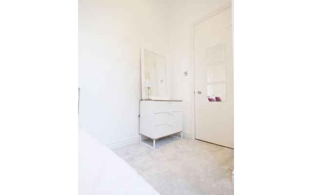 Classy, Modern 2BR Flat for 5 in Maida Hill