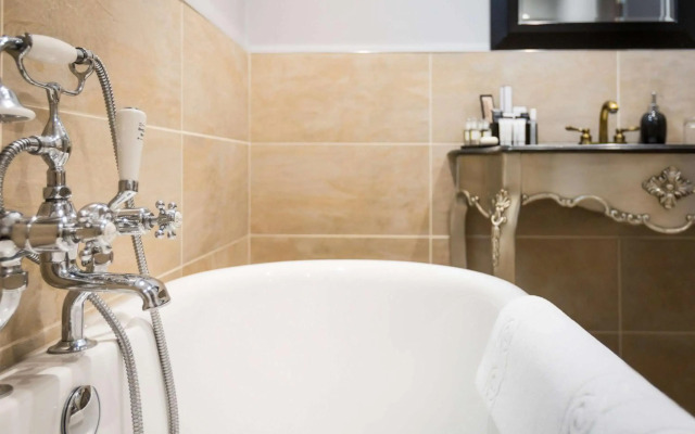WorldHotels Distinctive Woughton House Hotel