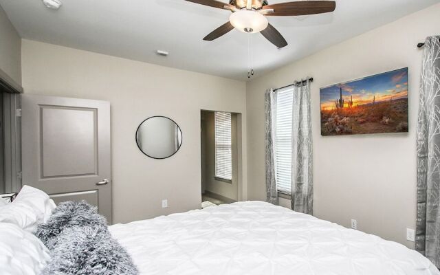 Rooftop Pool, Views, Close to Shops & Dining C4427