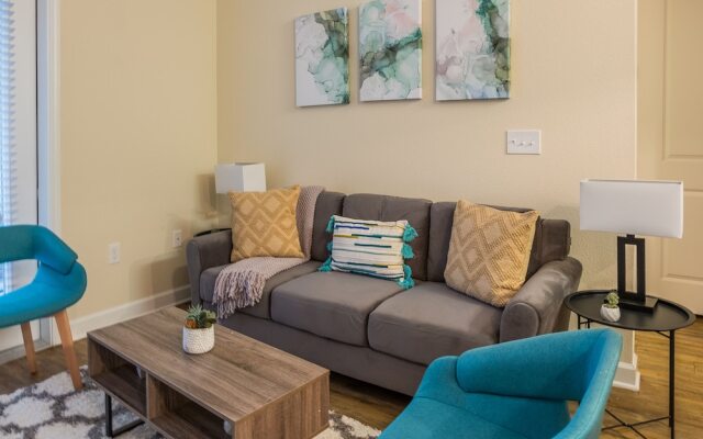 2 BR Suite with balcony by Frontdesk