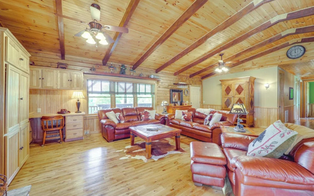 4 Mi to Grandfather Mountain: Cabin in Newland!