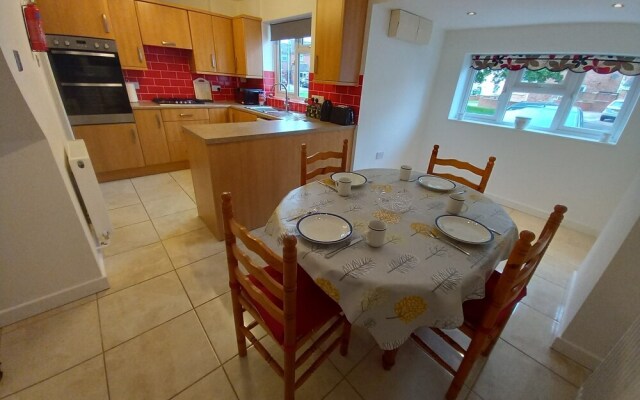 Leominster 3 Bedroom House, Parking Garden Private