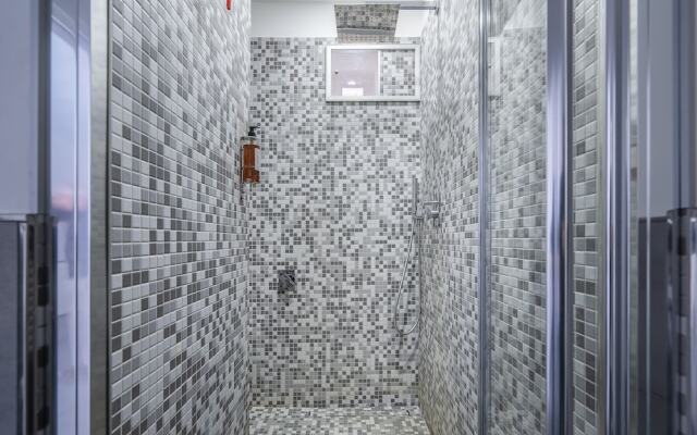 Modern spacious apartment with terrace, balconies, solarium & gym