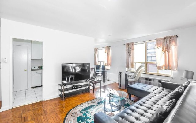 Magnificent Condo at Leaside - 10 Mins to Downtown