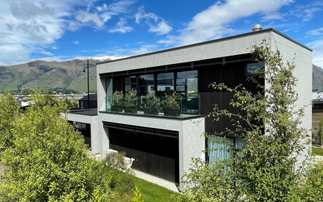 Luxurious Lake and Alpine Views