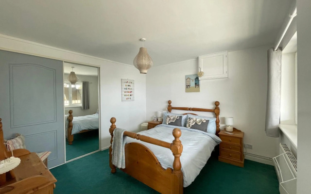 Barracuda, Beachside Apartment