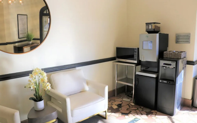 The Lee ApartaHotel
