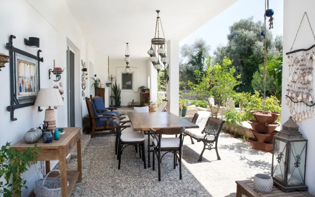 Important Group | Villa Daisy