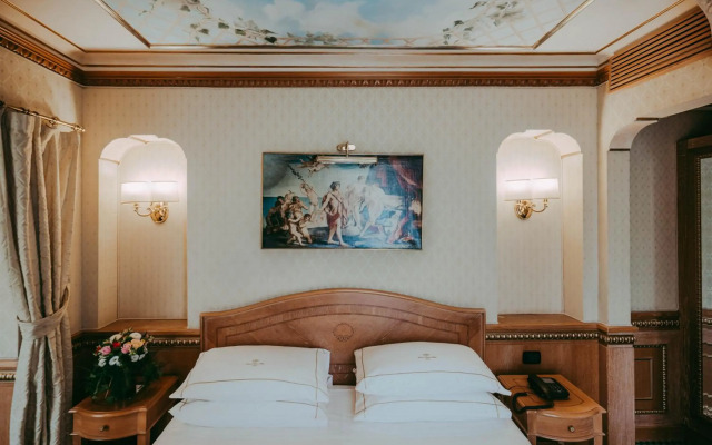 River Palace Hotel