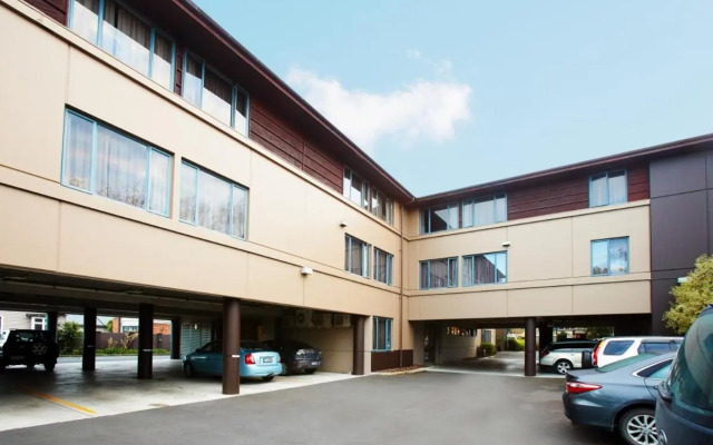 Ventura Inn & Suites Hamilton