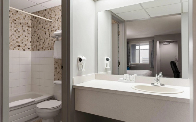 Travelodge by Wyndham Grande Prairie